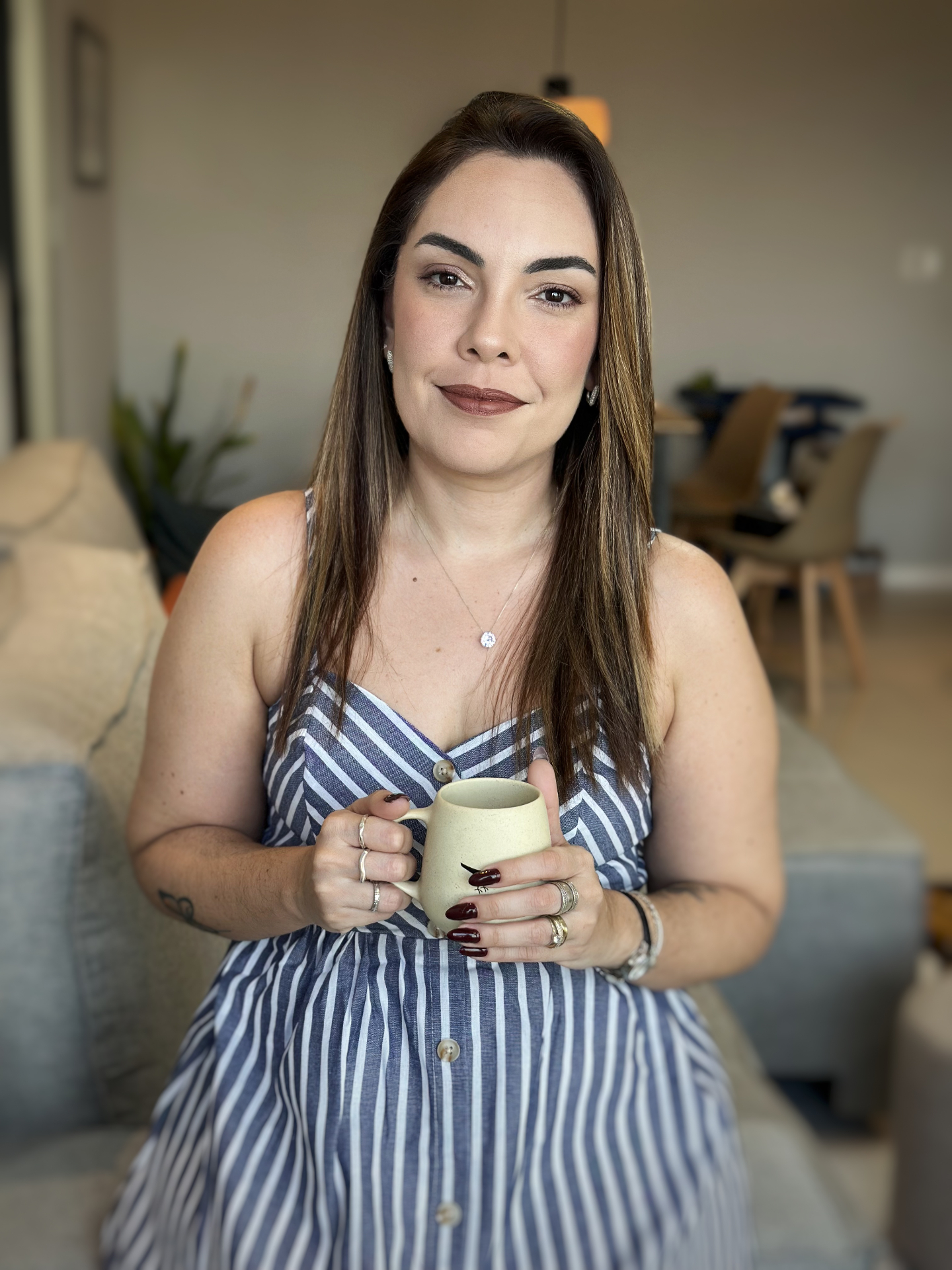 Gabi Melo segurando uma xícara